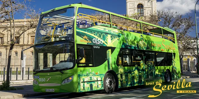 Bus turístico verde en Sevilla 
